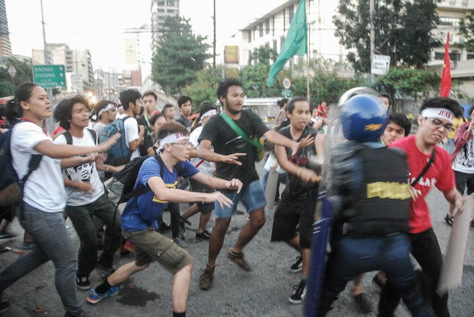 November 18: Student activists breached the police cordon and later joined other sectoral groups at Liwasang Bonifacio holding an anti-APEC mobilization. Photo by Raymond Panaligan/AlterMidya