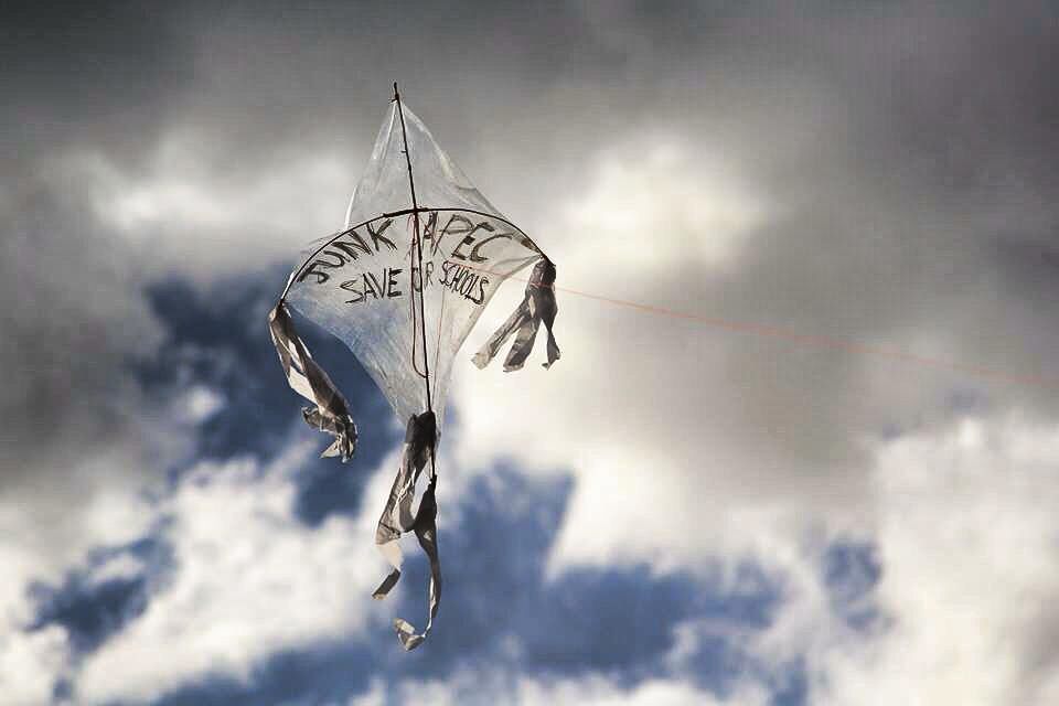 Lumad children fly kites with the call to junk APEC. Photo by Manilakbayan ng Mindanao.