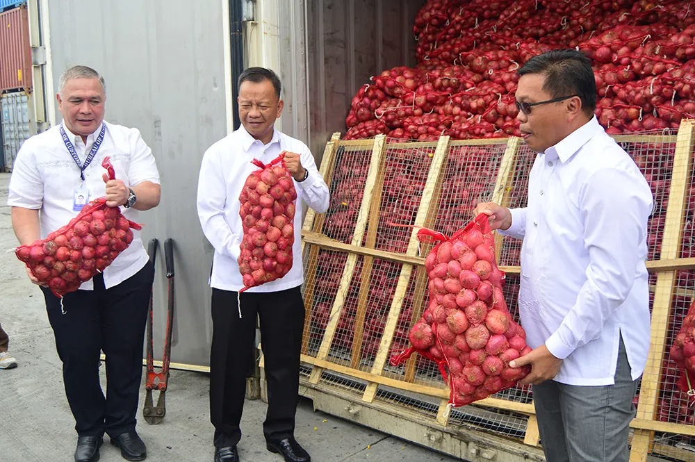 Despite the series of confiscation of millions worth of red onions coming in as illegal imported agricultural produce at the Mindanao Container Terminal sub-port in Tagoloan town in Misamis Oriental, the smuggling of red onions has continued.