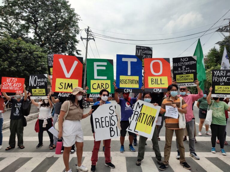 Progressives held a protest action today, Oct. 4, to denounce the proposed SIM card registration measure, warning the people of the danger it poses, particularly on privacy and data surveillance.
